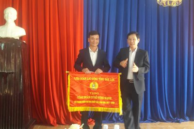 CÔNG ĐOÀN TRƯỜNG THCS NGUYỄN KHUYẾN VINH DỰ ĐƯỢC NHẬN CỜ THI ĐUA CỦA LĐLĐ TỈNH ĐĂK LĂK