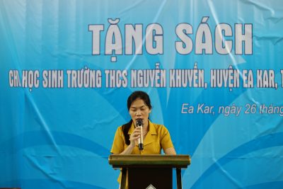 Hội Văn Học Nghệ thuật tỉnh Đắk Lắk tặng sách cho học sinh trường THCS Nguyễn Khuyến